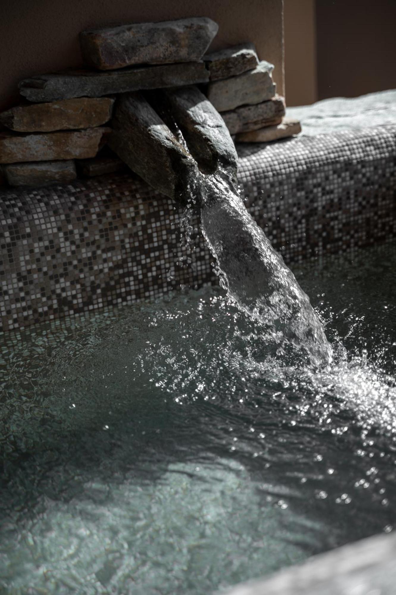 La Terrazza Naturas Con Romantica Mini Piscina Calda Sui Tetti Rossana ภายนอก รูปภาพ